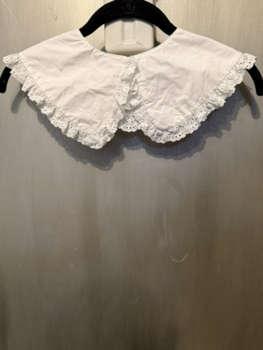White detachable Peter Pan / pilgrim collar
